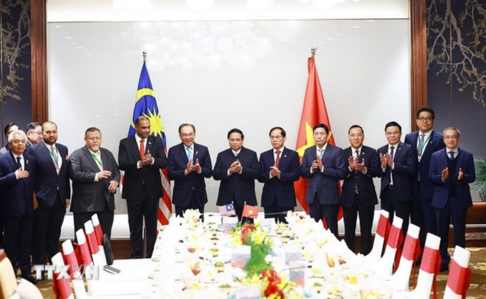 Thủ tướng Phạm Minh Chính và Thủ tướng Malaysia Anwar Ibrahim cùng thành viên đoàn hai nước. Ảnh: Dương Giang/TTXVN tt2.jpg
