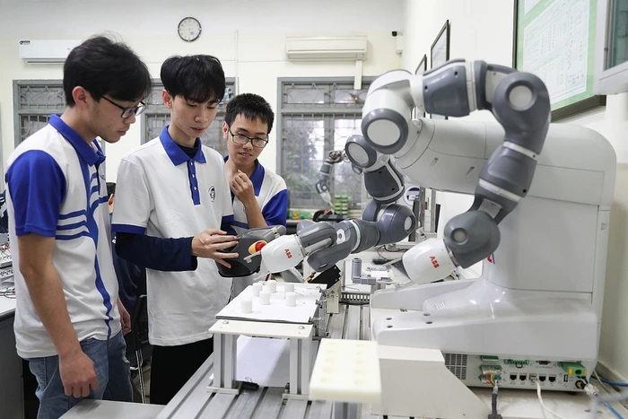 Sinh viên trường Đại học Công nghệ tham quan và học tập tại phòng thí nghiệm ở cơ sở Hòa Lạc. Ảnh minh họa: VNU