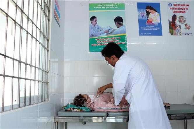 Bác sĩ Trần Quốc Đoàn, Trưởng Trạm y tế xã Tân Duyệt, huyện Đầm Dơi (Cà Mau) khám bệnh bảo hiểm y tế cho người dân. Bác sĩ Trần Quốc Đoàn, Trưởng Trạm y tế xã Tân Duyệt, huyện Đầm Dơi (Cà Mau) khám bệnh bảo hiểm y tế cho người dân.