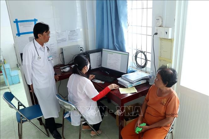 Nhân viên tại Trạm y tế xã Tân Duyệt, huyện Đầm Dơi (Cà Mau) ứng dụng phầm mềm công nghệ thông tin trong khám chữa bệnh, quản lý khám điều trị bệnh từ xa, lập hồ sơ quản lý sức khỏe cho người dân. Nhân viên tại Trạm y tế xã Tân Duyệt, huyện Đầm Dơi (Cà Mau) ứng dụng phầm mềm công nghệ thông tin trong khám chữa bệnh, quản lý khám điều trị bệnh từ xa, lập hồ sơ quản lý sức khỏe cho người dân.