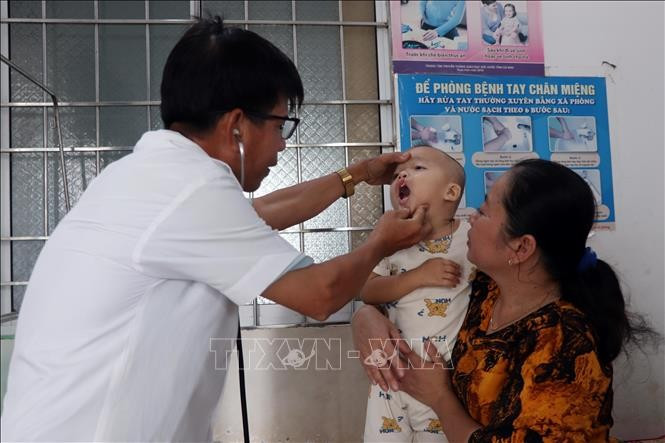 Bác sĩ Nguyễn Văn Xiếu, Trưởng Trạm y tế xã Trần Phán, huyện Đầm Dơi (Cà Mau) tiếp nhận khám bệnh cho trẻ dưới 6 tuổi. Bác sĩ Nguyễn Văn Xiếu, Trưởng Trạm y tế xã Trần Phán, huyện Đầm Dơi (Cà Mau) tiếp nhận khám bệnh cho trẻ dưới 6 tuổi.