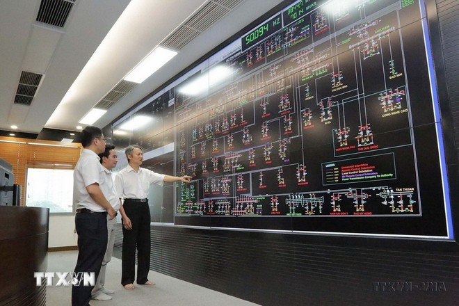 Quản lý, vận hành lưới điện bằng công nghệ thông tin tại Trung tâm điều độ hệ thống điện Thành phố Hồ Chí Minh. Ảnh: Thanh Vũ/TTXVN chuyen-doi-so-2.jpg