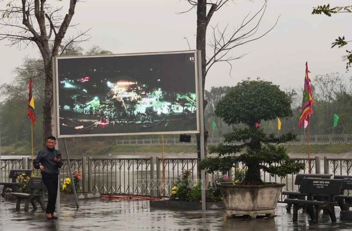 Hệ thống kiosk cảm ứng ngoài trời 65 inch được lắp đặt tại Đền Ông Hoàng Mười.